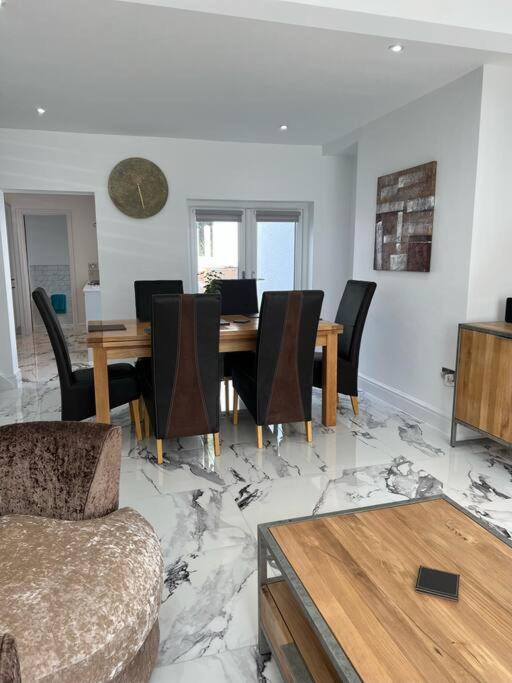 Clare Street - 3 Bedroom House With Private Parking Merthyr Tydfil Eksteriør bilde