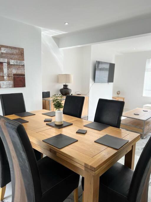 Clare Street - 3 Bedroom House With Private Parking Merthyr Tydfil Eksteriør bilde