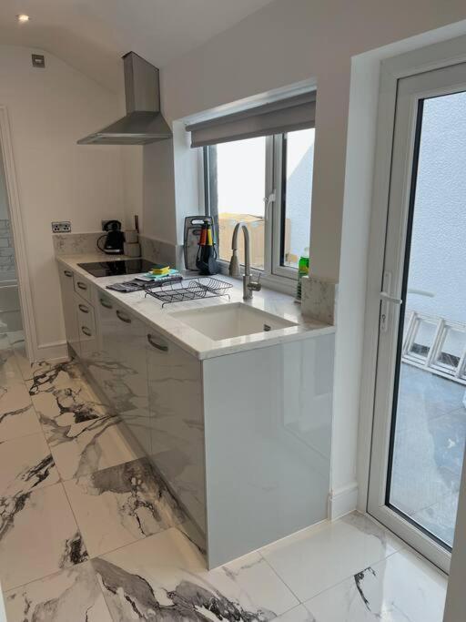 Clare Street - 3 Bedroom House With Private Parking Merthyr Tydfil Eksteriør bilde